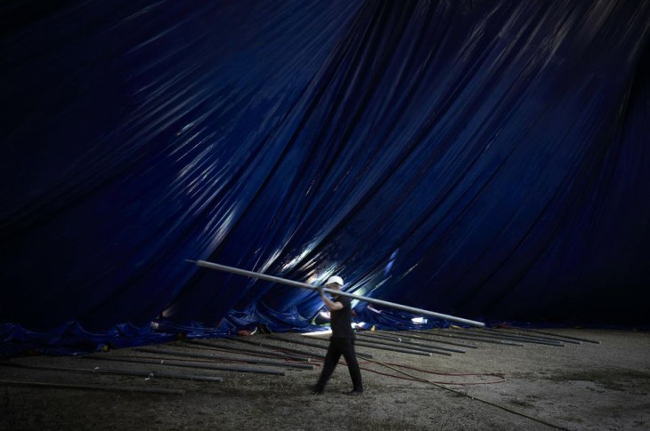 Un employé lors du montage du cirque Medrano, à Lyon, en 2016.