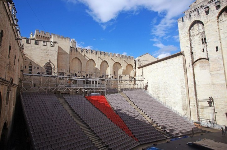 Le montage de la scène et du plateau dans la cour d’honneur du Palais des papes commence obligatoirement deux mois avant le Festival d’Avignon. Photo Christian Bellavia. Divergence