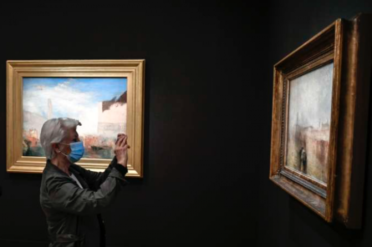 Une femme visite le musée Jacquemart-André, au premier jour de sa réouverture, à Paris, le 26 mai. © STEPHANE DE SAKUTIN / AFP