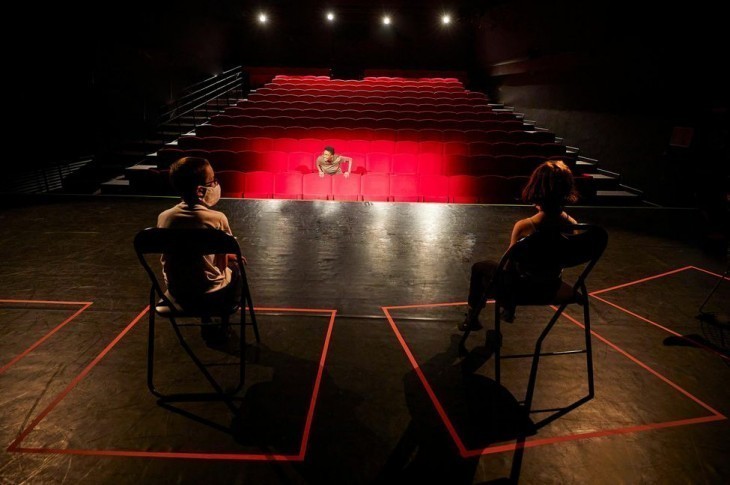 Au Théâtre 14 à Paris Elle pas princesse, lui pas héros, de Magali Mougel, est joué actuellement pour une jauge limitée à dix spectateurs. © Christophe Raynaud de Lage