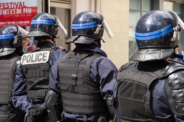 Quand les policiers s'arment pour aller en concert