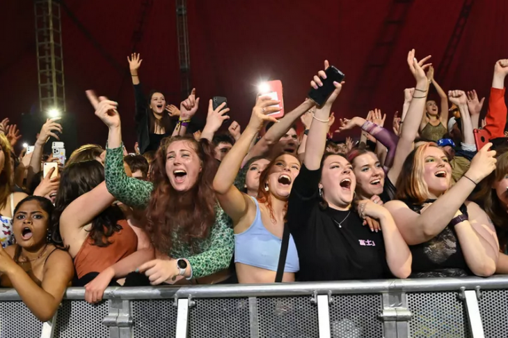 Covid-19 : un concert-test rassemble 5000 personnes sans masque à Liverpool