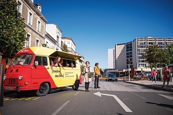 Comment le théâtre planche pour aider les jeunes comédiens