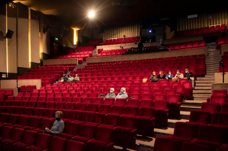 Covid : les acteurs de la culture serrent les dents face à la nouvelle vague