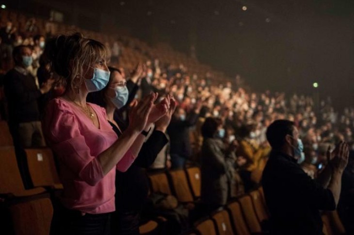 Des spectateurs, lors du concert de la chanteuse Jane Birkin, le 25 mai 2021, au théâtre Scènes du Golfe, à Vannes (Morbihan). SÉBASTIEN SALOM-GOMIS/AFP