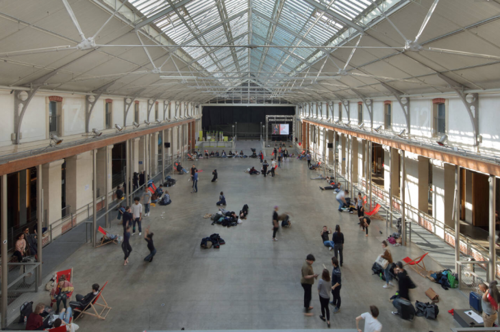 Dans le hall du CentQuatre, à Paris. (MANUEL COHEN/Manuel Cohen via AFP)