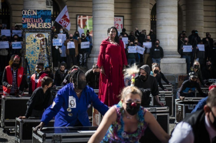 Le 4 avril 2021, à Paris, des intermittents du spectacle et des travailleurs précaires organisent une flashmob devant le théâtre de l'Odeon occupé depuis le 4 mars. VINCENT BOISOT/RIVA PRESS