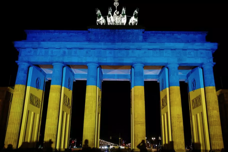 La fondation Ernst von Siemens a conçu l'idée de soutenir les curateurs réfugiés dès les premiers jours de l'invasion des troupes de Poutine. (La porte de Brandebourg à Berlin aux couleurs de l'Ukraine). John MACDOUGALL / AFP