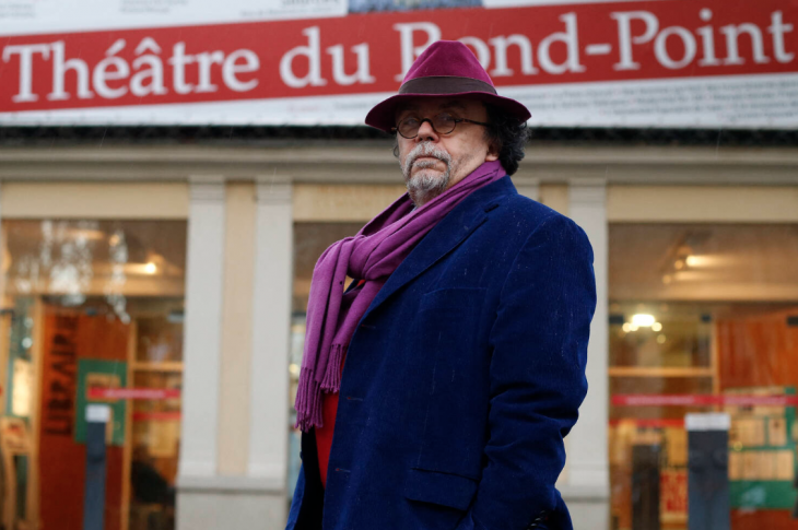 Jean-Michel Ribes en 2013, devant le théâtre du Rond-Point qu'il dirige. (THOMAS SAMSON/AFP)