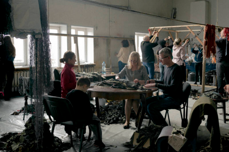 Dans le théâtre de Zaporijia, samedi, le personnel confectionne des filets de camouflage pour les soldats ukrainiens. (William Keo/Magnum Photos pour Libération)