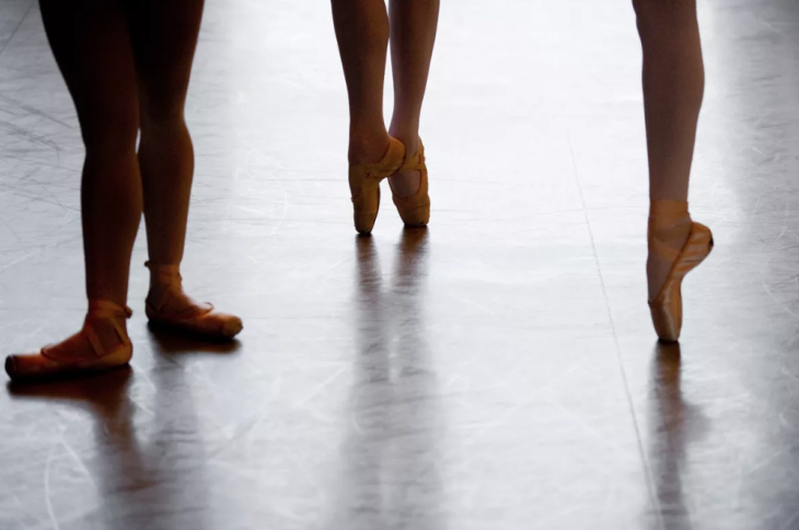 Les élèves de Christa Charmolu au Conservatoire National Supérieur de Musique et Danse de Paris, en avril 2010. MARTIN BUREAU / AFP