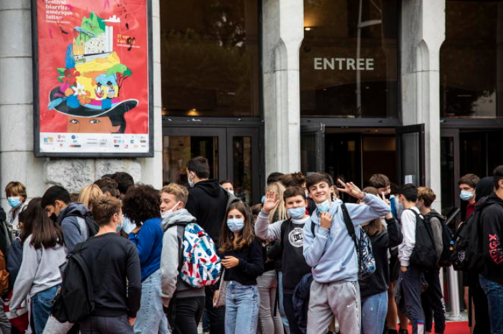 Des collégiens en visite scolaire à Biarritz, le 28 septembre 2021, lors du Festival Biarritz Amérique latine. PHOTOMOBILE/SAIF IMAGES