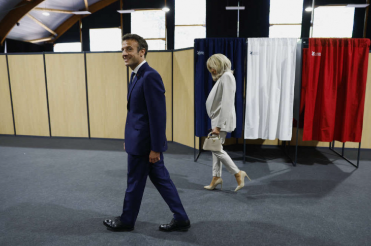 Emmanuel et Brigitte Macron dans leur bureau électoral du Touquet, dimanche.  Photo Gonzalo Fuentes/AP/SIPA