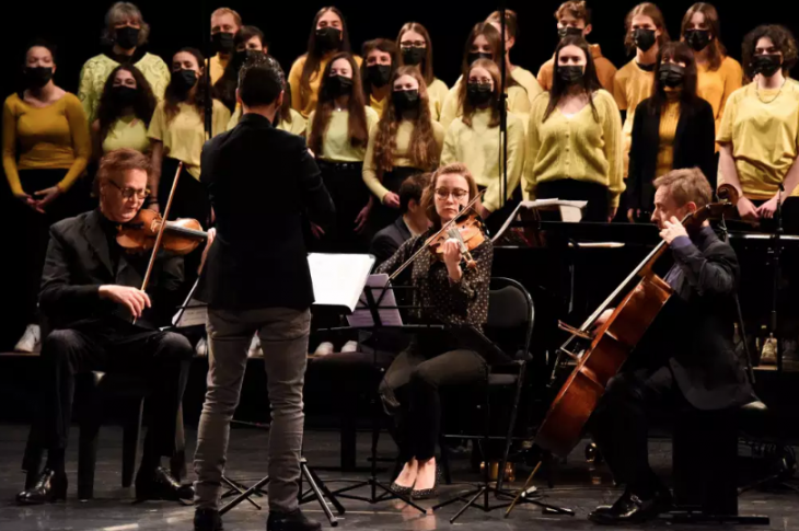 Concert d’un quatuor de cordes professionnel, accompagné d’un chœur amateur formé par les habitants de Vitry-le-François et de Saint-Pierre-en-Faucigny (Haute-Savoie) dans le cadre de la tournée des 17 ans des Concerts de poche.  Photo Grégory Déré