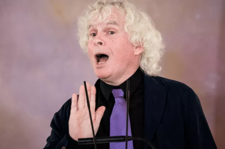 Le chef d'orchestre Simon Rattle, à Berlin en février 2022