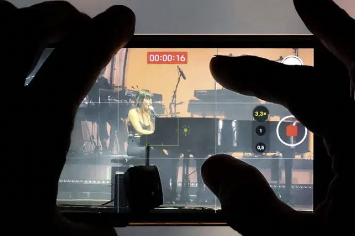 “Plus fort qu’un passage télé” : comment le smartphone est devenu l’allié des artistes en concert